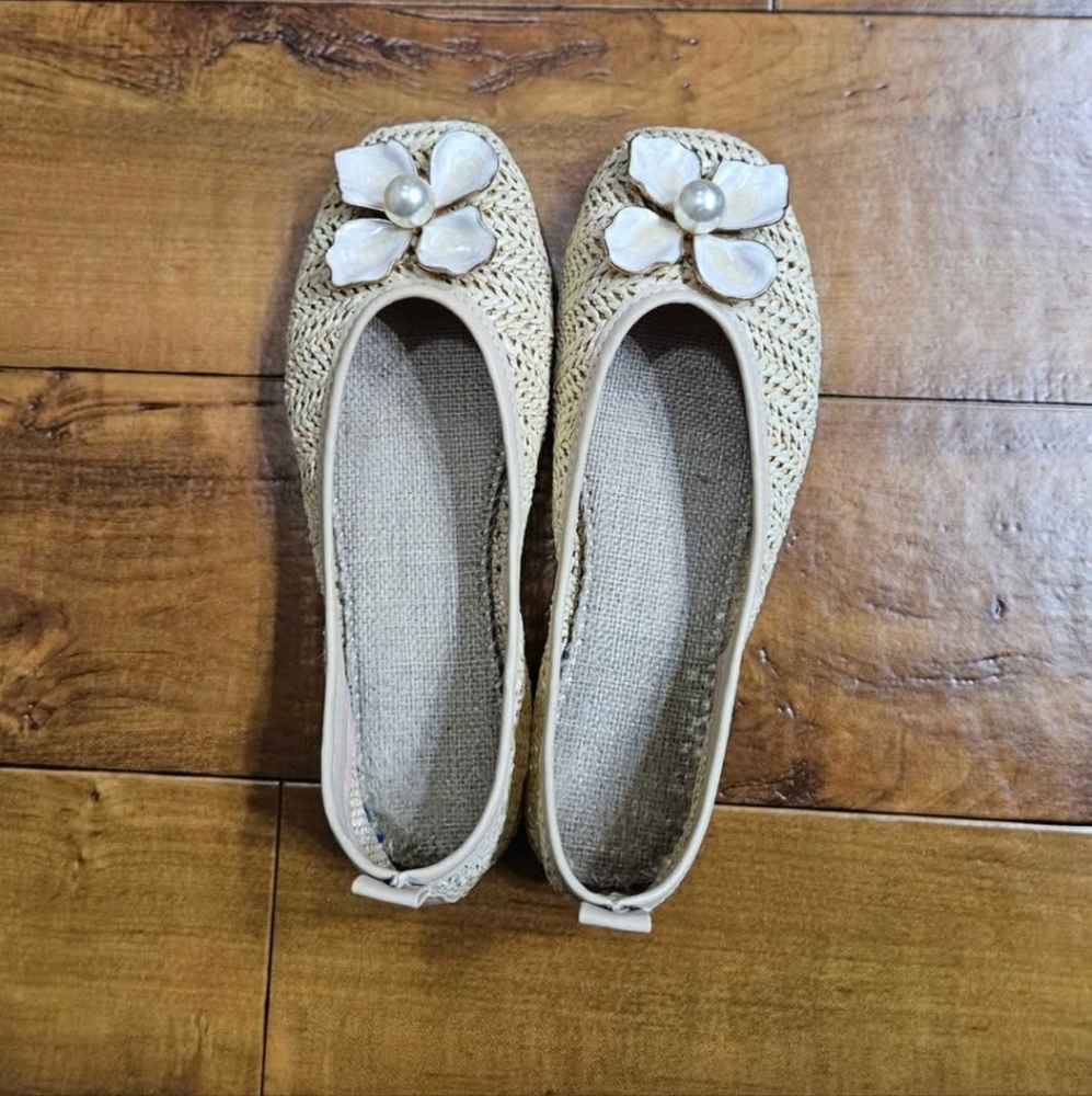Elegant Cream Flats with Floral Accent